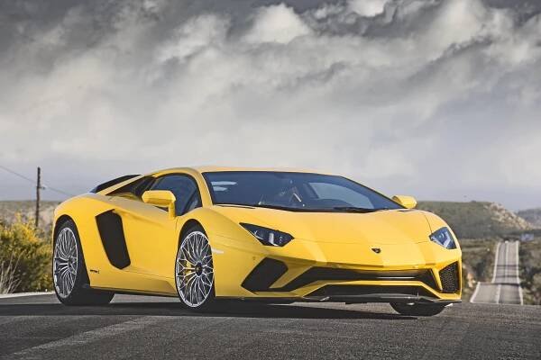Lamborghini Aventador S: Podrobné specifikace vozidel & Interaktivní nástroj pro srovnání