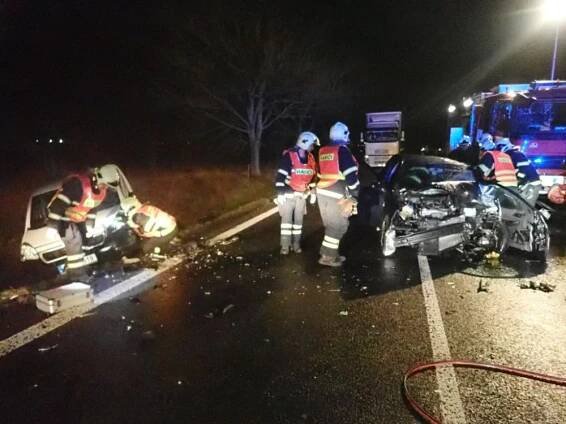 FOTO: Při ranní nehodě se čelně srazila dvě auta. Řidič zůstal ve voze zaklíněný