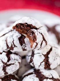 Soft Chocolate Crinkle Cookies 