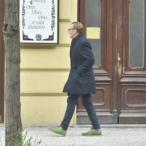 Ondřej Havelka přichází k restauraci sám.