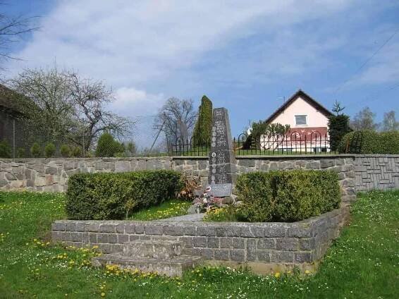 Soubor:Pomník padlým v obou světových válkách ve Vrbatově Kostelci (Q66106558) 01.jpg