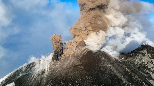 Obrazem: Etna předvedla přírodní divadlo. Žhavá láva tančí na sněhu