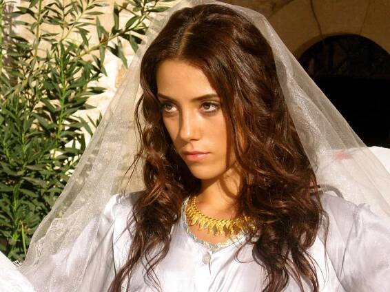 Cansu Dere Will Be Surrogate Mother