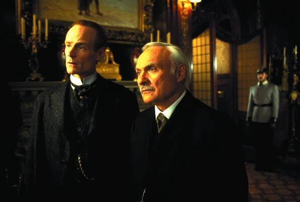 Skandál v Čechách - Z filmu - Matt Frewer, Kenneth Welsh
