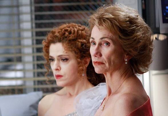 Chirurgové - Tam pod nebeskou bání – 1. část - Z filmu - Bernadette Peters, Kathy Baker