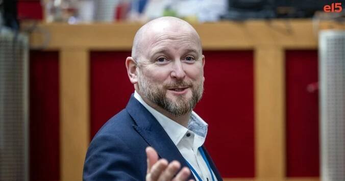 Vysoké odměny asistence a parkovací karty. Svoboda odvolal ředitele pražského magistrátu Kubelku