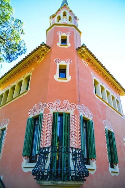 6 Must See Buildings By Gaudi In Barcelona (34)
