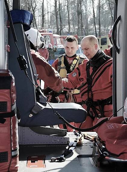 Z archivu Deníku: Jak hasiči a záchranáři v Jablonci cvičili záchranu tonoucího