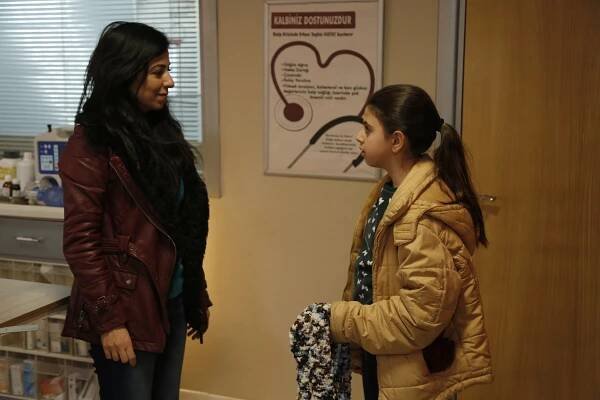 Bizim Hikaye - Episode 21 - Z filmu - Esra Bezen Bilgin, Zeynep Selimoğlu