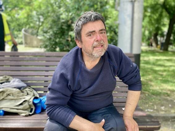 Osm hodin čekal na sanitku, teď muž bez domova získal ubytování