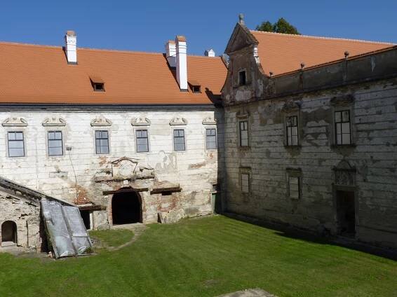 Soubor:Uherčice u Znojma, zámek (38).JPG – Wikipedie