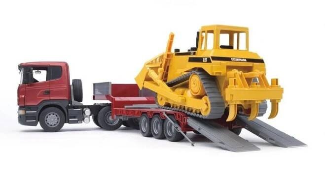 Model nákladného vozidla SCANIA s buldozérom CATERPILLAR od značky BRUDER, znázornený v mierke 1:16. Vozidlo má červený ťahač SCANIA, ku ktorému je pripojený náves s naloženým žltým buldozérom CATERPILLAR. Náves je vybavený sklopnými nájazdmi a posuvnými dorazmi. Model je detailne spracovaný s otváracími dverami a sklopnými vonkajšími zrkadlami, vyrobený z kvalitných materiálov. Vyrobené v Nemecku, určené pre deti od 3 rokov.