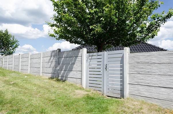 Betonová plotová deska: jednostranný reliéf RÁKOS