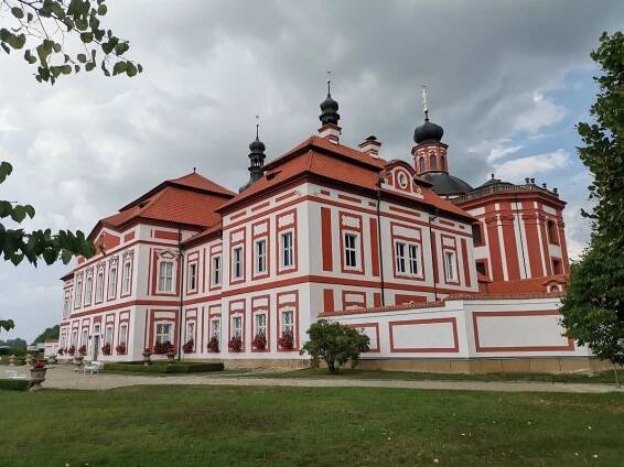 Poutní místo Mariánská Týnice: Santini by měl ze svých následovníků radost