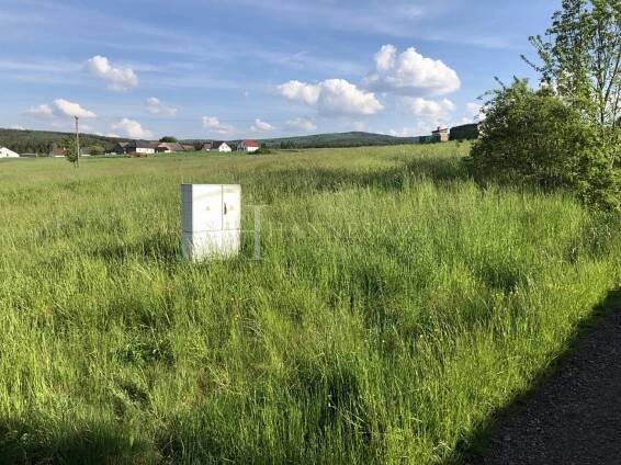 Krásný pozemek 1249m2 v obci Zaječov, blízko CHKO Brdy. Příroda, čerstvý vzduch, klid. | HANNES.CZ