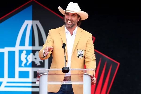 NFL Legend Splits Pants Wide Open in Wardrobe Malfunction During Pro Football Hall of Fame Gold Jacket Dinner