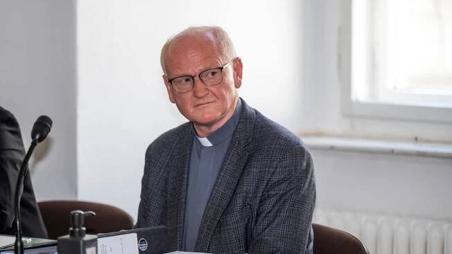 Groteskní odvolávání děkana katolické fakulty: U předání lejstra museli asistovat hasiči i policisté!