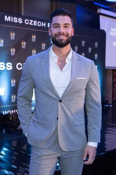 Nejen české ženy bodují. Sexy fešák se probojoval do TOP 10 na Mister World! Před soutěží si pořádně vytrhal obočí a vyšlo to