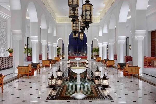 Steigenberger Resort Alaya Marsa Alam - Red Sea - Adults Friendly 16 Years Plus Bucht von Coraya Exterior foto The photo shows a grand and elegant hotel lobby with a spacious, symmetrical design. The lobby is bathed in soft, warm lighting, creating a luxurious atmosphere. 

The floor is covered in a polished marble with a black and white geometric pattern. A 