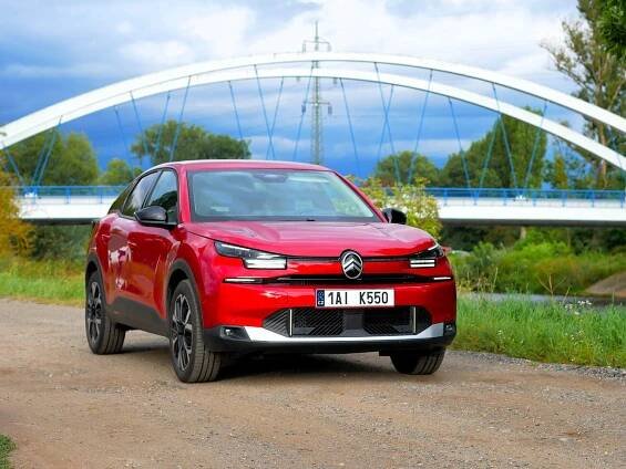 Citroën C4 Hybrid 145: Stále komfortní, nově úsporný a konečně i hezký