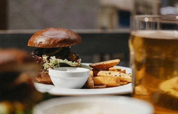 Němý Medvěd Beer & Burger bar - Pustit k vodě