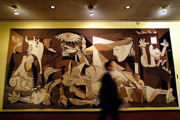 Picassova Guernica se vrací do sídla OSN. Před rokem ji nechal bezdůvodně odstranit majitel