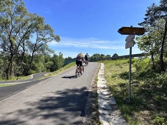 Nová část stezky u Třeboně je hotová. Cyklisté už nemusí riskovat mezi auty
