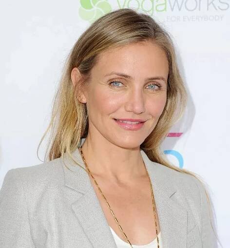 Cameron Diaz wearing a blazer and posing for photos at an event in 2016