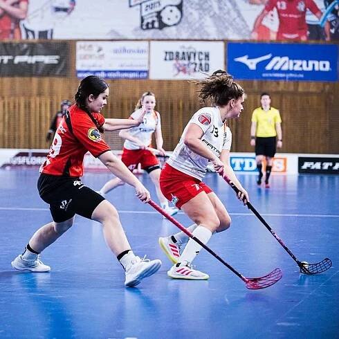 1. liga žen, skupina západ, 23. kolo: FBŠ Slavia Fat Pipe Plzeň (na snímku florbalistky v bílých dresech) - Panthers Praha 5:4 po nájezdech.