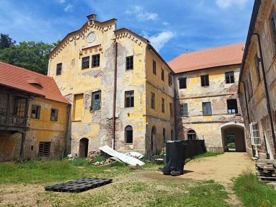 Zámek v Bystřici nad Úhlavou sloužil i jako ústav, jeho obnova bude trvat mnoho let | Plzeň