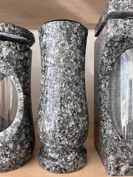 Kamenictví a hrobnictví Gumanová - úcta, pokora, empatie - lampy na hrob, lucerny na hrob, hřbitovní doplňky, hřbitovní