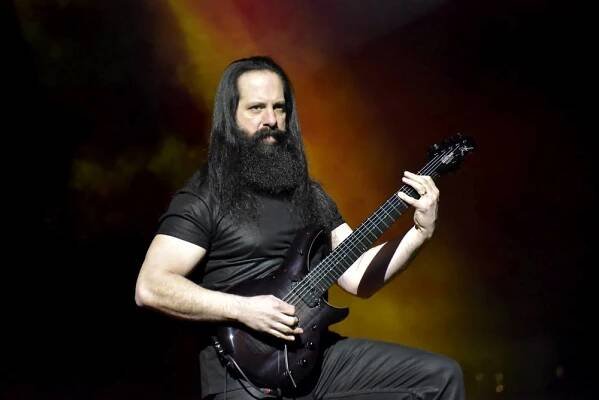 Joe Satriani, John Petrucci a Uli John Roth: Kytaroví veteráni v Praze druhým objektivem