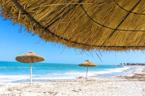 Tyrkysové moře, bílý písek. Ostrov Djerba