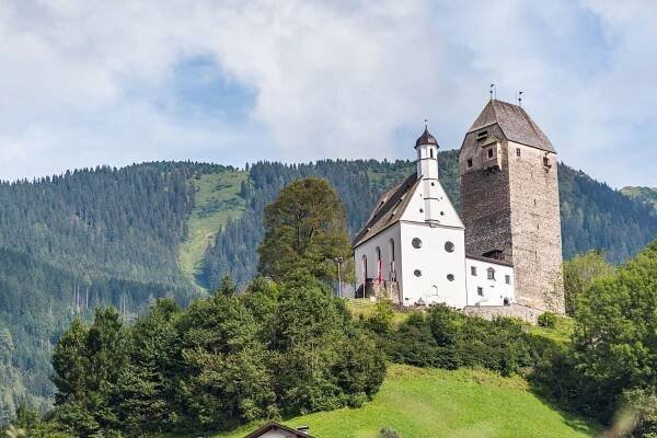Burg Freundsberg im Sommer