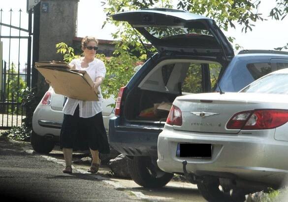 Marsha z domu vynášela spoustu krabic.
