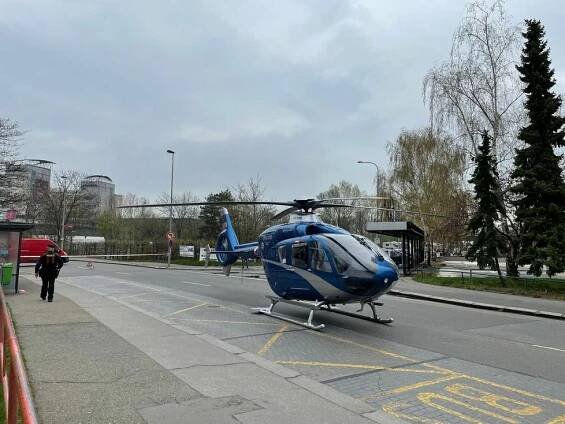 Děsivá nehoda ve Strašnicích: Rozstřelené auto uprostřed křižovatky, další dvě skončila na chodníku!