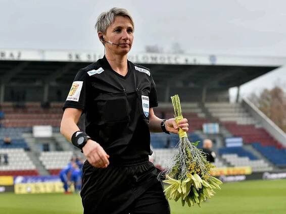 Rozhodčí Jana Adámková dostala před zápasem Sigmy s Mladou Boleslaví kytici od olomouckého kapitána Miloše Buchty