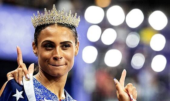 Sydney McLaughlinová-Levroneová (USA) na OH 2024 v Paříži slaví zlato po závodě...