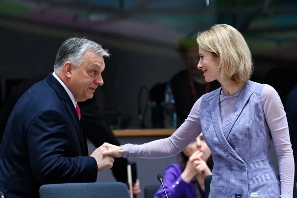 Maďarský premiér Viktor Orbán a šéfka unijních diplomatů Kaja Kallas na jednání Evropské rady v březnu 2025.