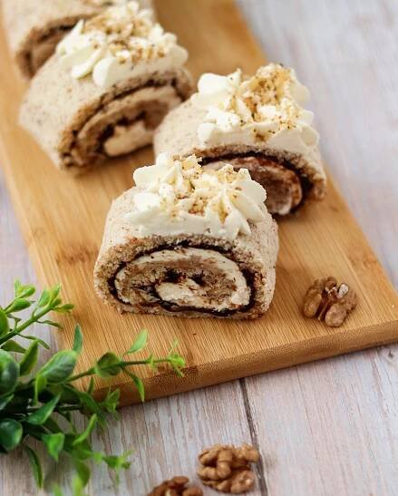 Honza peče: Ořechová roláda s povidly a mascarpone