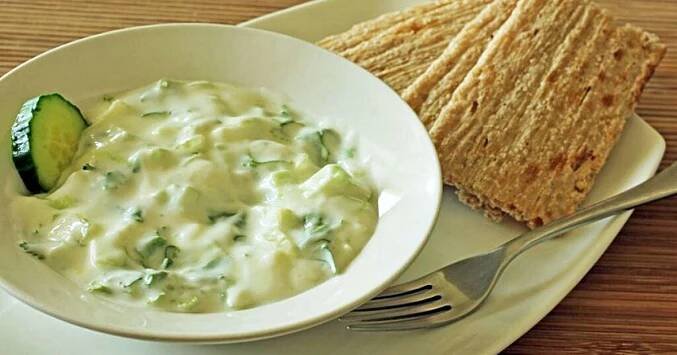 Tzatziki omáčka: Recept na lahodnou a krémovou řeckou omáčku. Nepřiberete po ní ani deka, je tak dobrá že jí ujídám i samotnou