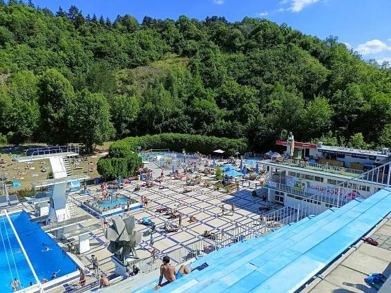 Oteplení nahnalo lidi na koupaliště. Sezonu to nezachrání, říkají provozovatelé