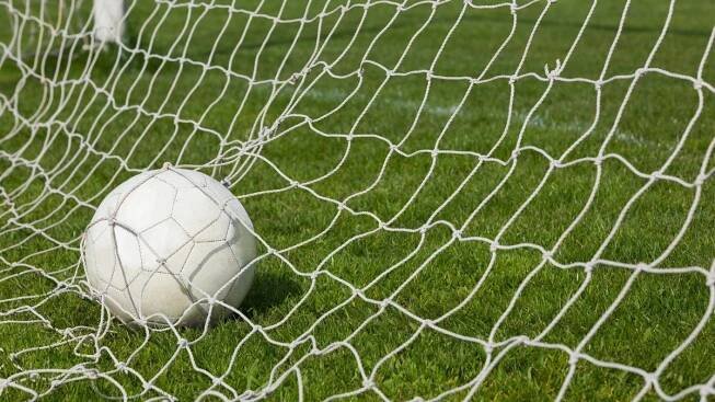 Indonéský fotbalista hitem internetu: Při oslavě gólu spadl do hlubokého příkopu
