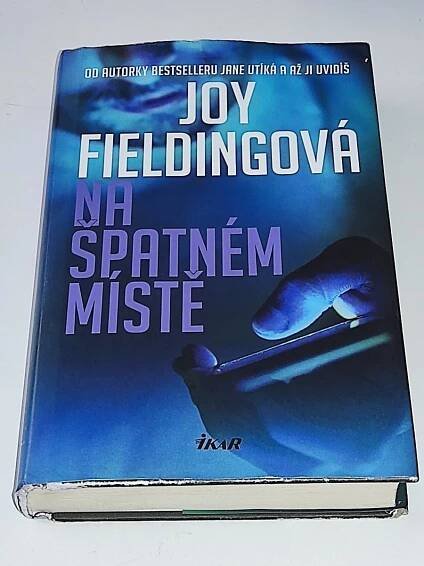 JOY FIELDINGOVÁ : NA ŠPATNÉM MÍSTĚ / STARŠÍ STAV KNIHY - Knihy