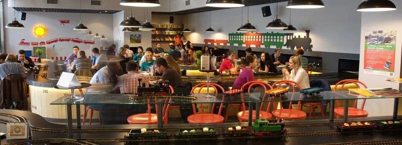 Tři chody dovezené vláčkem v Golden Pacific Café