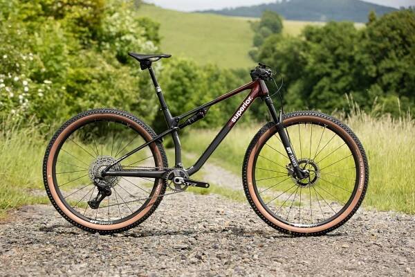 Horské kolo SUPERIOR XF 9.9 Team - Gloss Carbon / Red Carbon