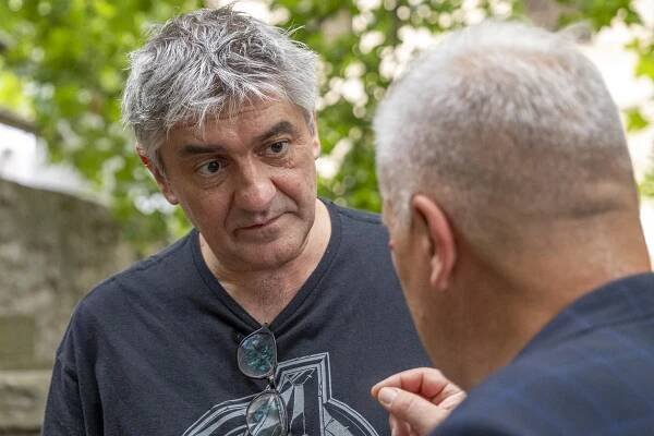 Štěpán Mareš na vernisáži skvěle bavil a Čechomor roztančil Portheimku | PrahaIN 