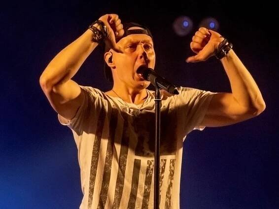 Pocta záchranářům. Zpívající hasič Jurič Pařil z Telče vydává další song