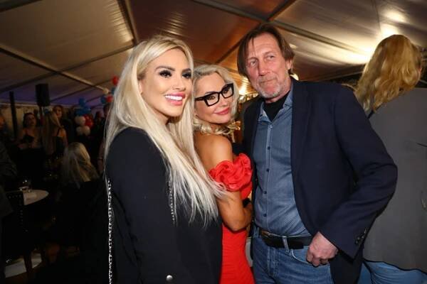 FOTO: Denise Ayverdi, Lenka Dragounová a Jan Antonín Duchoslav v kasinu. – stránka 30