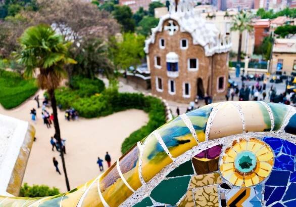 Detail modernistické keramiky z Guadi lavičky v parku Guell — Stock obrázek